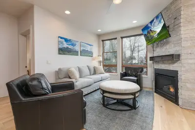 Blue River Flats Getaway: Downtown, On The River