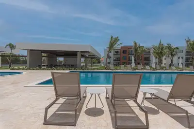 Image de Two-bedroom apartment with pool near the beach