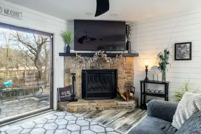 Image de Riverfront Condo, Super Conveniently Located!
