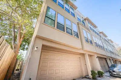 Image de Rooftop patio with skyline views