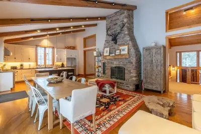 Image de Gorgeous Renovated Home With Mirror Lake Access!