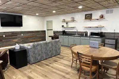 Image de Welcome to a clean and comfortable apartment in historic Downtown Caldwell, Ks