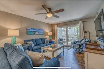 Image de Beautiful 2br/2ba condo just steps from the clear blue Gulf waters.