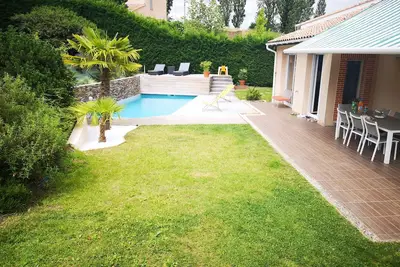 Image de Agréable Maison avec piscine chauffée, grande terrasse et terrain de pétanque.