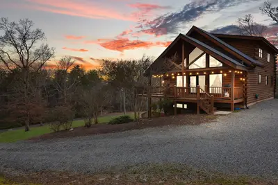 Image de Serene Cabin 9 mins to downtown Blue Ridge! Hot Tub, Firepit & Epic Game Room!