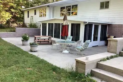 Image de Newly renovated, large home, private, wooded area, beautiful river, pet friendly