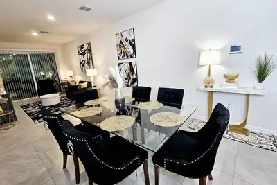 Image de Family-sized townhome, mins from wedding venue & shopping @ Oakleaf Town Center