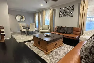 Image de A cozy and secure home that is a perfect getaway for your next visit!