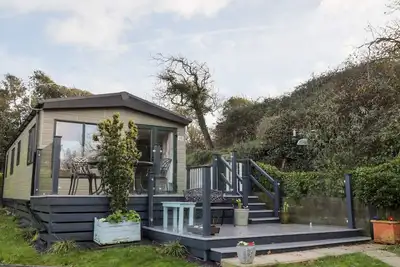 Lodge 12, family friendly, with pool in Downton, Hampshire