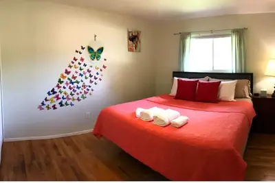 Image de Private home with fenced yard, confortable with a deck in backyard\n