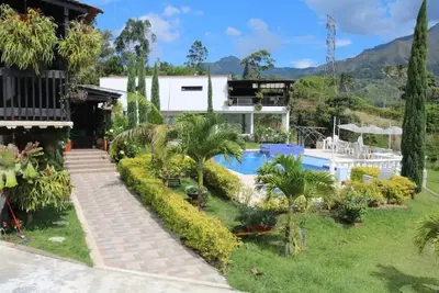 Image de 20 minutes from the city! Family-sized Farmhouse with pool & sauna!