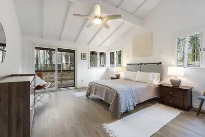 Image de Bright mid-century retreat with private bay beach access!