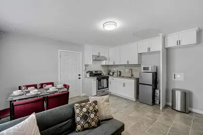 Image de Sunny SoCal Side: 3br, 1. 5 Bath Urban Retreat with a Fully Stocked Kitchen and Easy Parking.