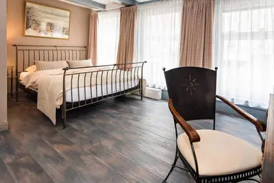 Image de Studio/hotel room in the heart of the city in 18th century house. Very private.