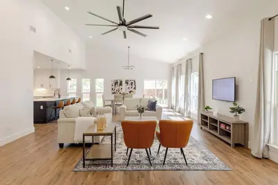 Image de Spacious family/group stay near downtown
