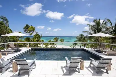 Image de ❊Exceptional 4br Beachfront Home w\/ Heated Pool & Back-up Generator, Banks Road❊
