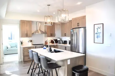 Image de Brand New Executive Townhome with Private Hot Tub in Happy Valley - The Lookout