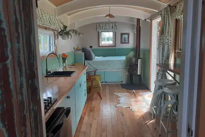 Image de Couple's Hideaway: Character Shepherd's Hut. Pet friendly.