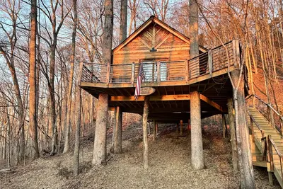 Image de East Tennessee’s first Treehouse! Come stay high in the trees.