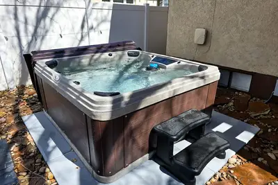 Image de Gather here! Hot Tub, Huge Kitchen, Fireplace, & Bbq! Walk to Downtown Price!