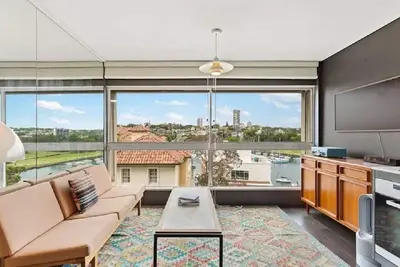 Image de Studio in Harry Seidler Apartment Block in  Elizabeth Bay pad with Water Views