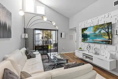 Image de Disney and Airport 15 minutes from Luxury Condo