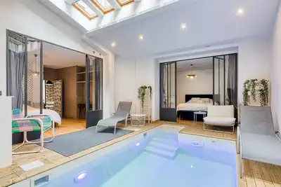 Image de New! Private Pool Paradise: Modern 4br/2ba Oasis in Paris.