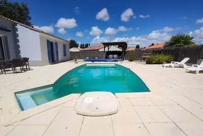 Image de Maison avec Piscine Privée, Jardin Clos et Parking proche Plage et Forêt à Saint Jean de Monts