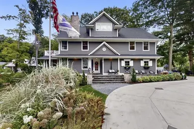 Image de Fern Creek | Walk to Beach | Private Pool, Hot Tub, Fire Pit, Chess | Dogs
