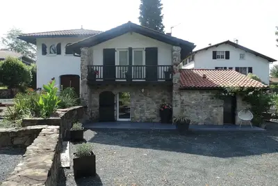 Image de Une maison entre mer et montagnes
