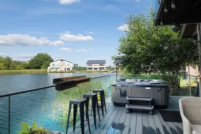 Image de Kingfisher | Cotswold Lakehouse | Hot Tub & Kayak