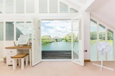 Image de Grebe Lodge | Cotswold Lakehouse & Hot Tub