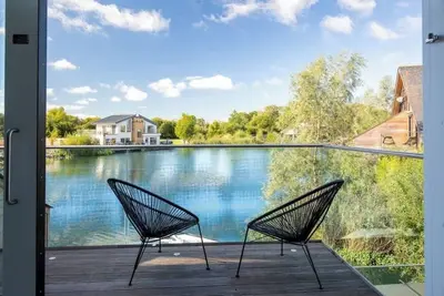 Image de Lake House | Cotswold Stay with Hot Tub & Kayak