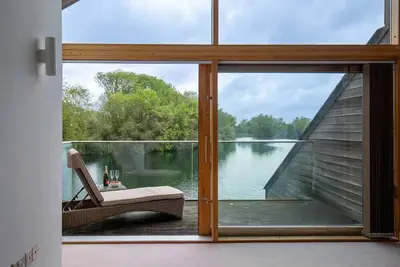Image de Goose Landing | Cotswold Lakehouse + Sunset Views