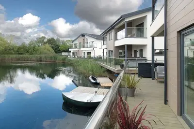 Image de At Waters Edge | Lakehouse, Hot Tub + Rowing Boat