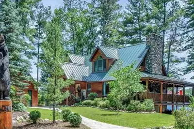 Image de Unique log cedar family vacation home with 185 feet of secluded lake frontage