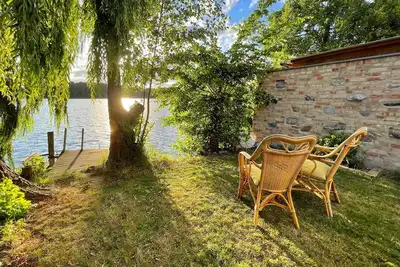 Image de Straushaus - Wellness hideaway directly on Straussee with sauna, pedal boat & fireplace
