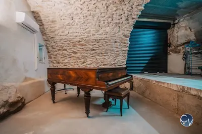Image de Agréable maison en pierre climatisée avec terrasse
