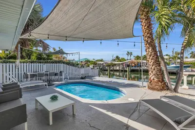 Image de Villa Bella 3/3 with Private Pool & Dock! Included Cabana Club access!