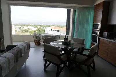 Image de Spacious modern condo in a great location with amenities