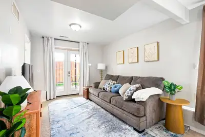 Image de Charming Suite In Great Location near everything!