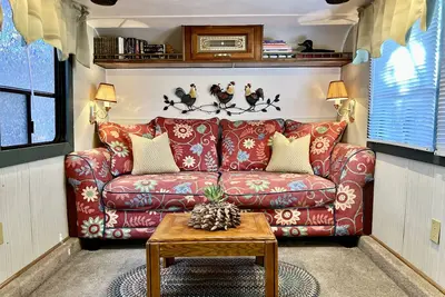 Image de Pet friendly vintage camper turned tiny house with fenced yard near Sedona!