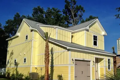 Image de Beautiful House-Owner's Secrete Treasure, Private Backyard, 3 min to the Beach!