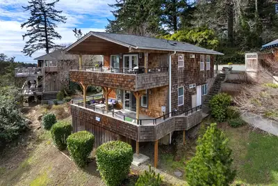 Image de Barefeet Retreat-large decks with fire table, dogs Ok, 2 1/2 blocks to beach