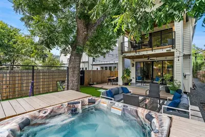 Image de Hot Tub - Lux on 4th