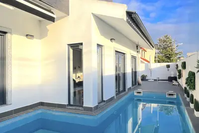 Modern Lisbon Oasis: 15 Mins to City, 4 Mins to Beach, Pool & Ac Comfort