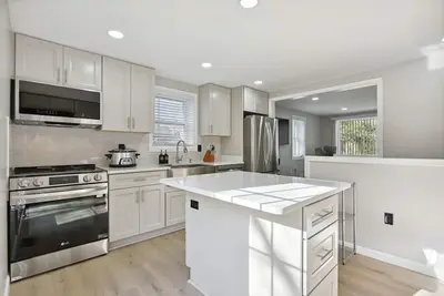 Image de Luxury 3 Br Single Family Home - Half Acre Fenced lot, Backed to woods