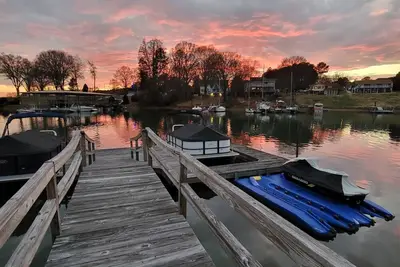 Image de Surfside Shores on Lake Norman - Lakefront w/Natural Beach, Perfect Backyard