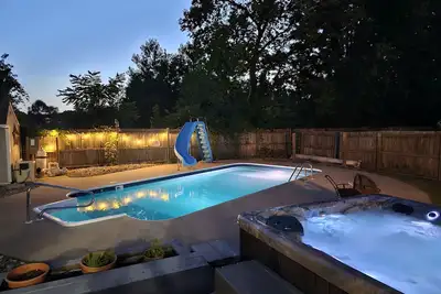 Image de Heart of South Bend-Heated Pool-Game Room -2500ft²