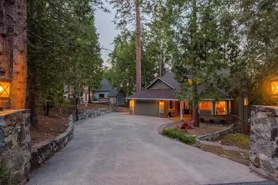 Image de Frostwood Retreat - 3, 200 sft, Pets ok, Tree House, Climbing Wall, Games!